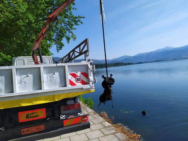 Ανέσυραν παλιό αυτοκίνητο από την λίμνη της Καστοριάς (φώτο-  βίντεο)