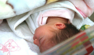 Παράνομη υιοθεσία απετράπη στη Θεσσαλονίκη – Τέσσερις συλλήψεις