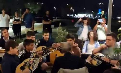 O Σταύρος Ξαρχάκος διευθύνει παιδιά με μπουζούκια σε ταβέρνα της Σύρου – Το βίντεο που έγινε viral