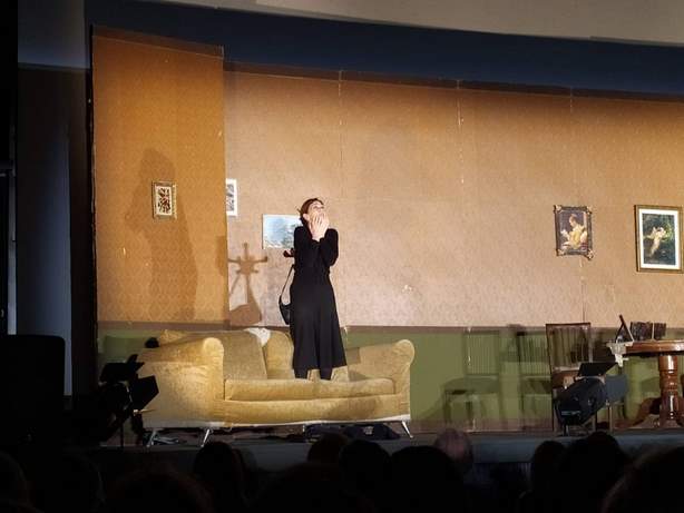 Η ΠΟΡΝΗ από πάνω: Μία εξαιρετική παράσταση από μία σπουδαία ηθοποιό