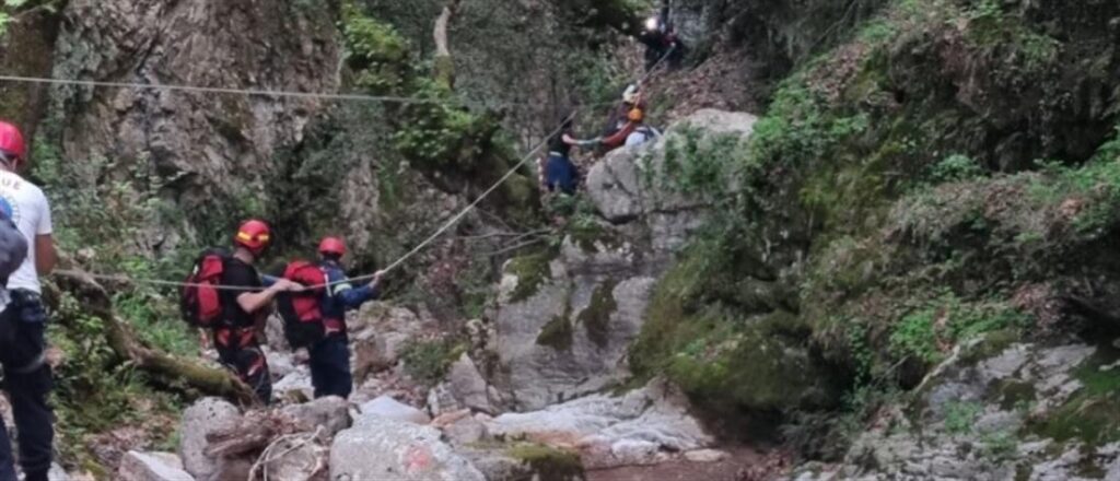 Παππούς βρέθηκε σώος να κρατιέται από κλαδί σε γκρεμό