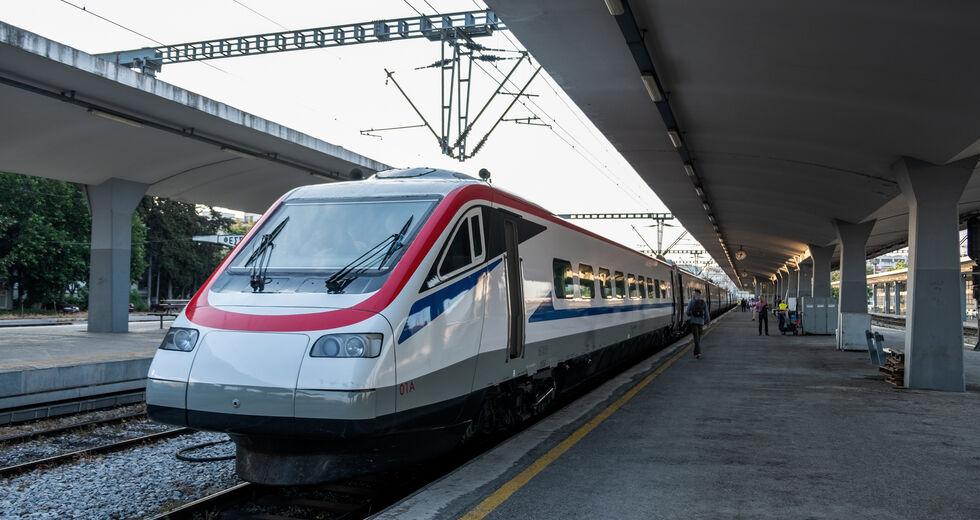 Τρένο συγκρούστηκε με αγελάδα και λίγο μετά εκτροχιάστηκε έξω απ’ την Τιθορέα