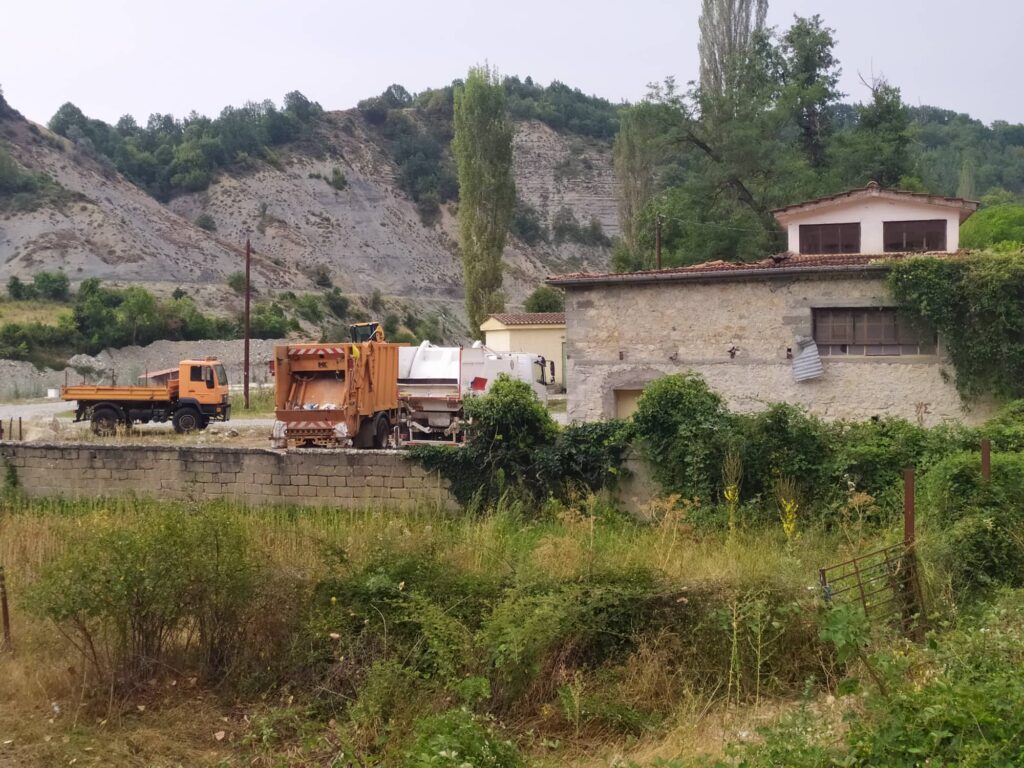 Ο Δήμος Νεστορίου έκανε πίσω στην μετατροπή του παλιού στρατοπέδου σε πάρκιγκ βαρέων οχημάτων (φωτο πριν, τώρα)