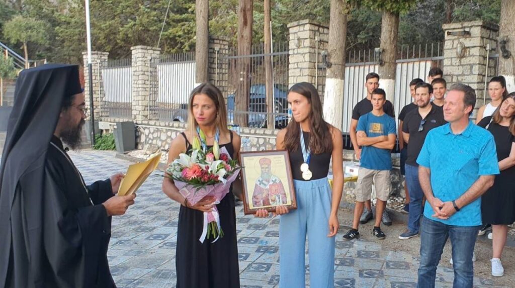 Ὁ Μητροπολίτης Καστορίας μέ τίς χρυσές παγκόσμιες Πρωταθλήτριες τοῦ Ν.Ο.Κ