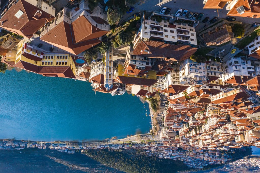 Όλα ανάποδα…  (Του Δημήτρη Ιωαννίδη)