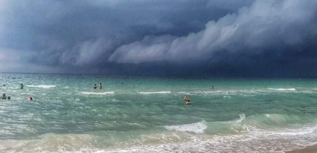 Σύβοτα: Νεκρή κοπέλα που έκανε αλεξίπτωτο θαλάσσης – έσπασε ο ιμάντας από το μπουρίνι