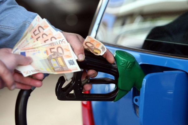 Fuel Pass 2: Πιστώνεται σήμερα στους τραπεζικούς λογαριασμούς η επιδότηση