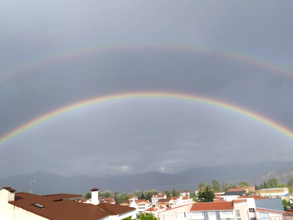 Διπλό ουράνιο τόξο αγκαλιάζει την Λίμνη της Καστοριάς