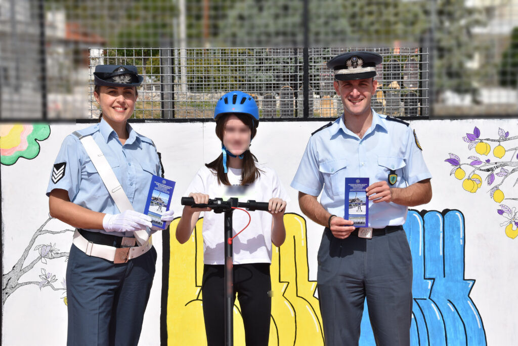 Διανομή  ενημερωτικών φυλλαδίων για τα ποδήλατα και τα ηλεκτρικά πατίνια από την Τροχαία Καστοριάς