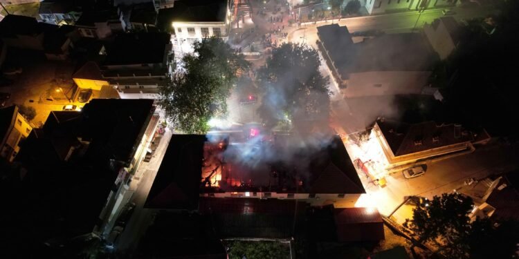 Παρανάλωμα του πυρός το δημαρχείο Σερβίων-Στις φλόγες το ιστορικό κτίριο-Tεράστιες οι ζημιές-Σοκαριστικά βίντεο