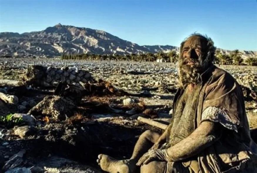 Πέθανε ο «πιο βρώμικος άνθρωπος στον κόσμο» – Είχε να πλυθεί πάνω από μισό αιώνα