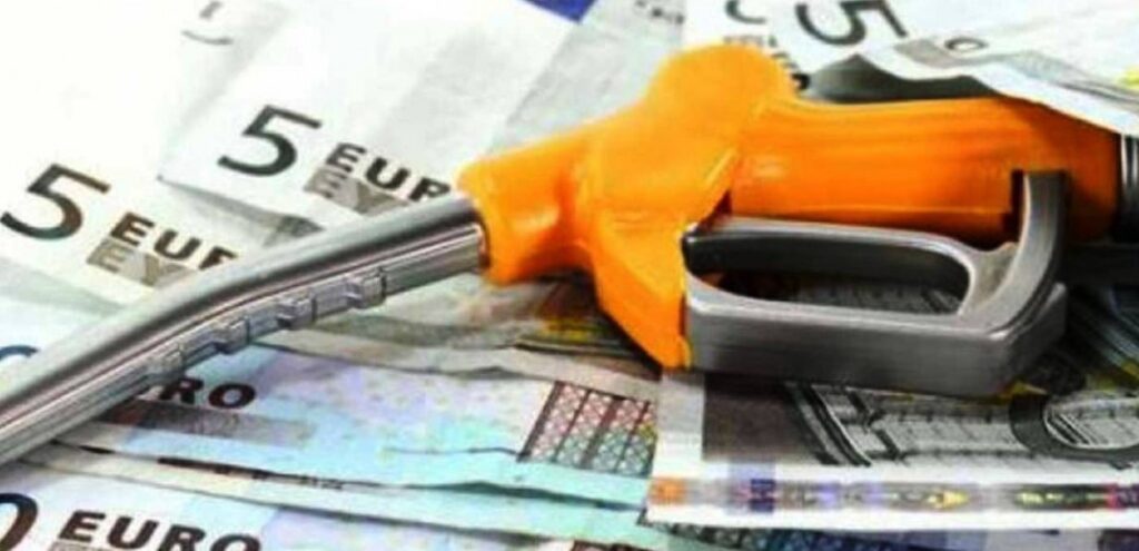 Αλλαγή πλεύσης και επιστροφή στην επιδότηση του πετρελαίου κίνησης εξετάζει η κυβέρνηση.