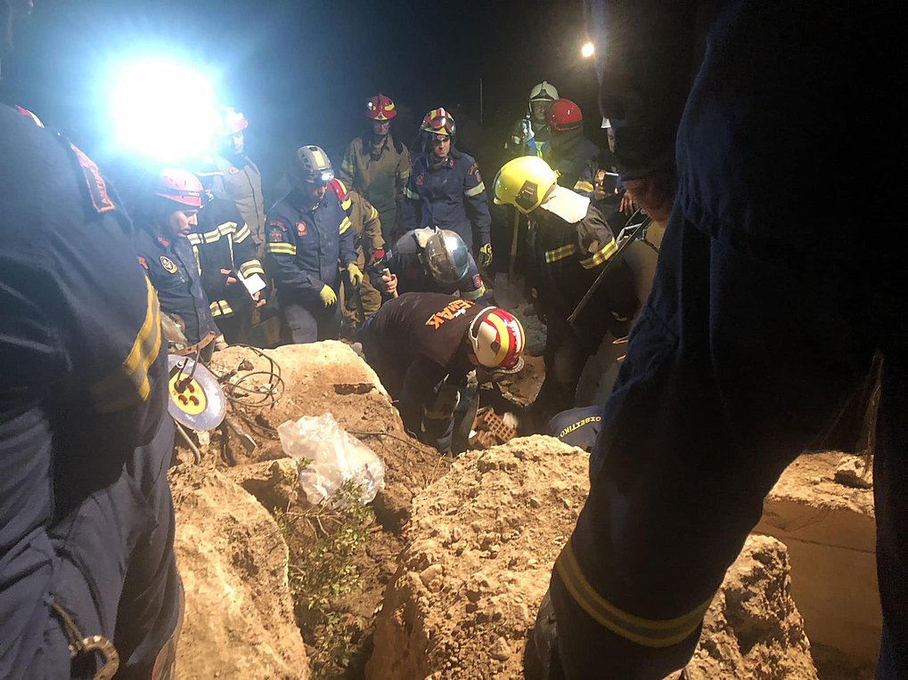 Φονική κατολίσθηση στην Ιεράπετρα: Μια γυναίκα νεκρή – Απεγκλωβίστηκε ένα παιδί – Eικόνες