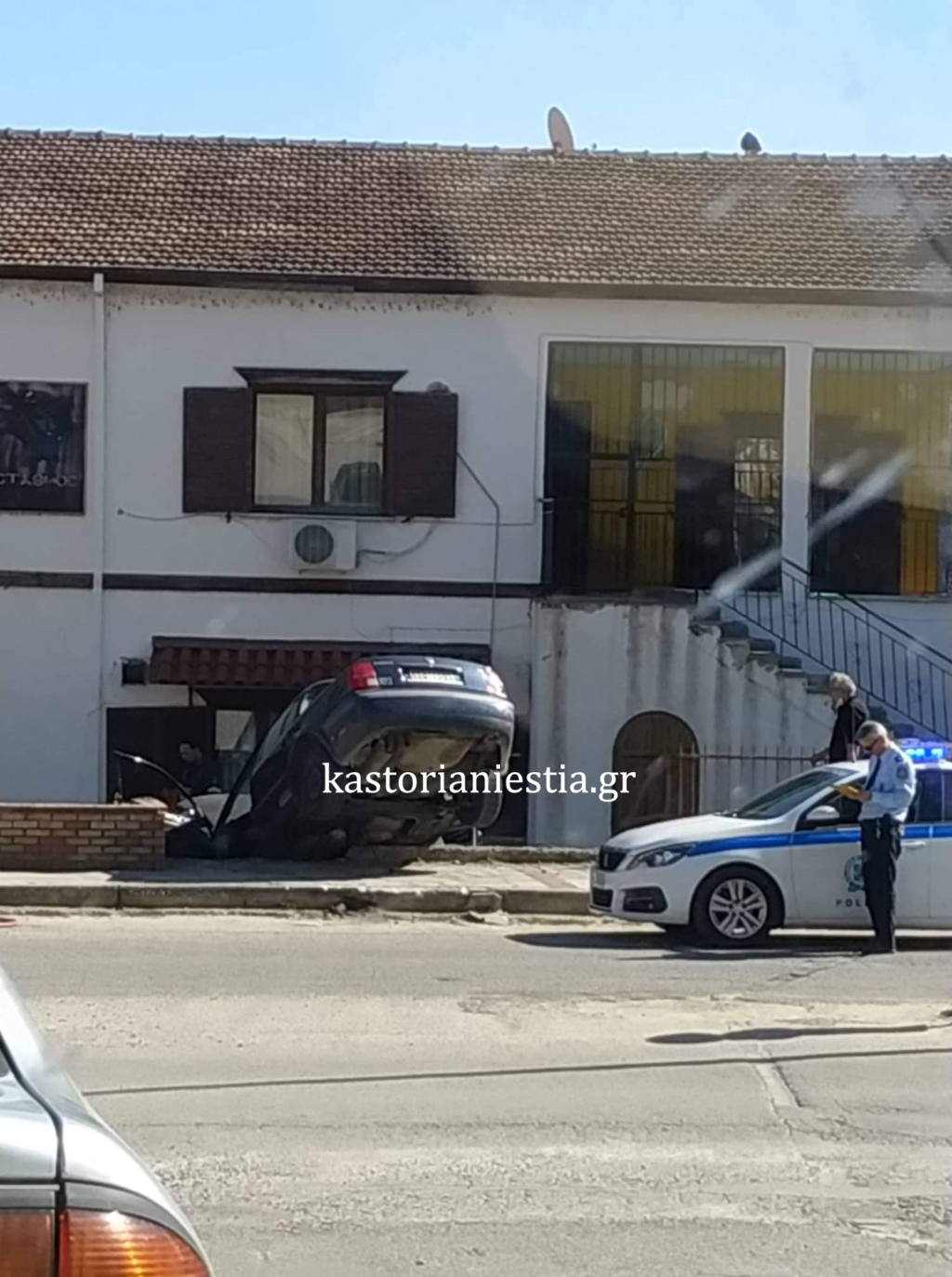 Καστοριά: Aυτοκίνητο “βούτηξε” στην αυλή του παιδικού σταθμού στο Νταηλάκη