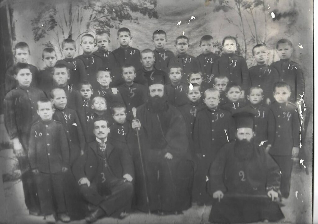 Ιστορική φωτογραφία του Γερμανού Καραβαγγέλη με παλιούς Καστοριανούς