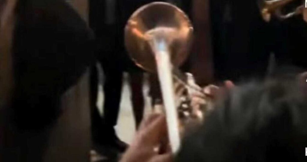 Ο χορός της Καστοριανής νύφης έξω από το Δημαρχείο της Αθήνας  και η ανάρτηση Μπακογιάννη