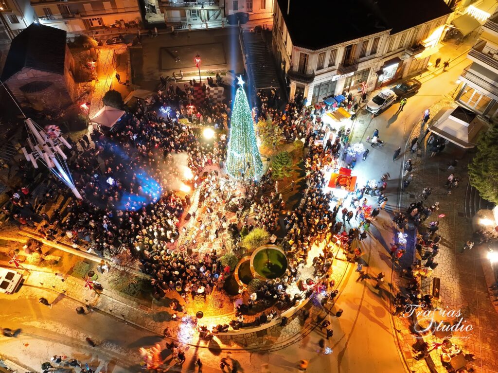 Εντυπωσιακές εικόνες από το άναμμα του δέντρου με drone