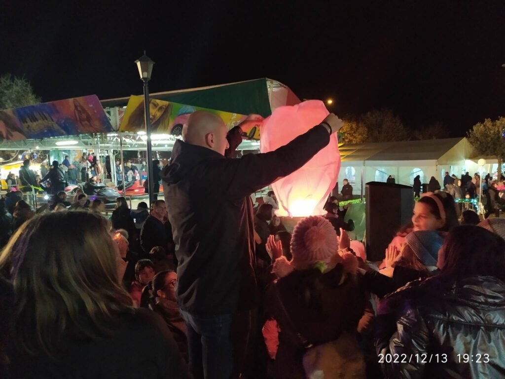 Μάγεψε μικρούς και μεγάλους η Μαγική Λιμνοπολιτεία και τα φαναράκια των ευχών στην Καστοριά