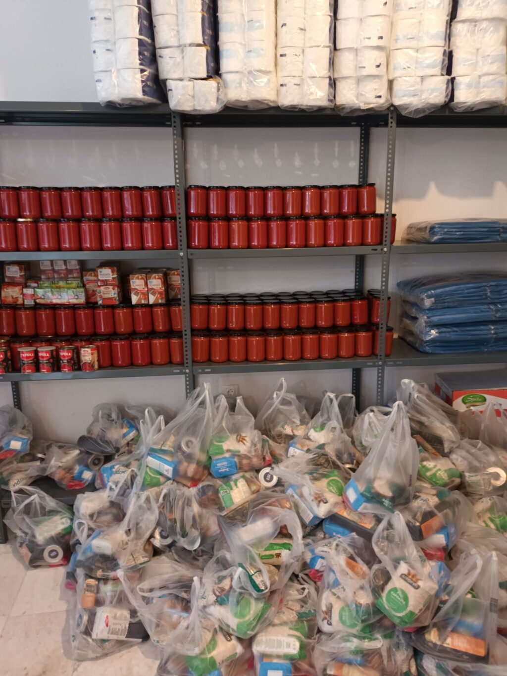 Διανομή τροφίμων, καυσόξυλων και γευμάτων σε ευάλωτους πολίτες από τον Δήμο  Καστοριάς για τις γιορτές