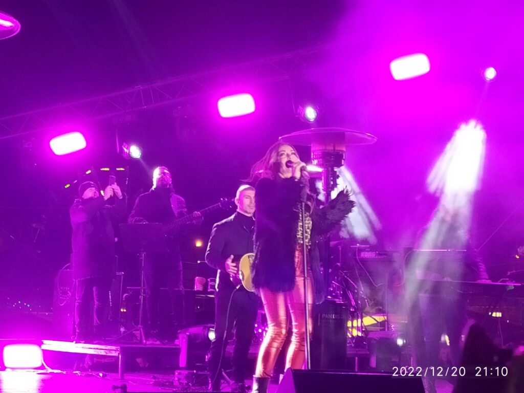 Καστοριά: Με χιλιάδες κόσμο η συναυλία της Δέσποινας Βανδή (φώτο – βίντεο)