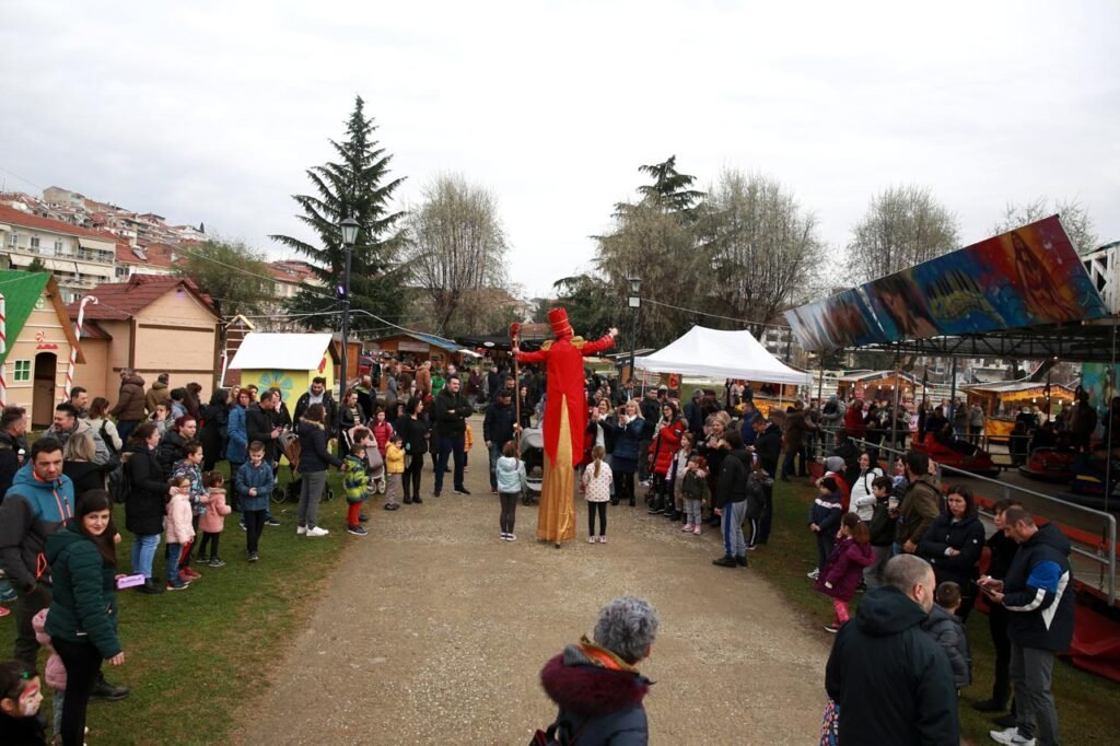 Χαρά και χριστουγεννιάτικη διάθεση στο παιδικό πάρτι της Μαγικής Λιμνοπολιτείας!