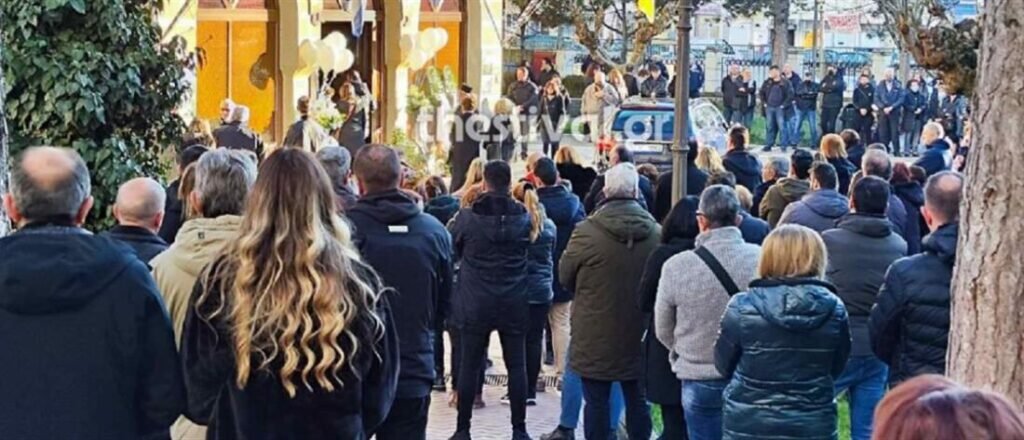 Γρεβενά: Λευκά λουλούδια και μπαλόνια για το τελευταίο αντίο στον Θωμά