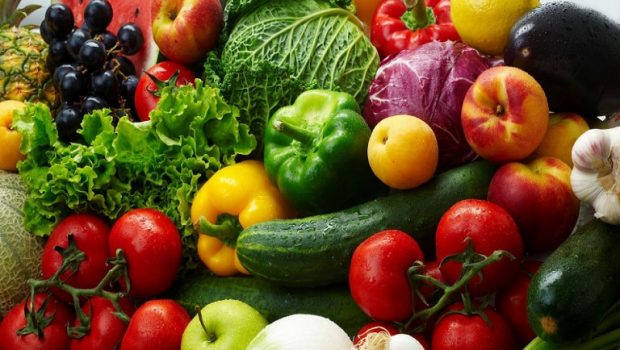 Φυτοφάρμακα σε φρούτα και λαχανικά που μπαίνουν στο πιάτο μας – Ποια βρίσκονται πρώτα στη λίστα