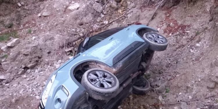 Βελβεντό: Τροχαίο ατύχημα κοντά στην περιοχή “Μπιτζινίσιος”, προς Καταφύγι-ΙΧ έπεσε σε χαράδρα-Φωτογραφίες