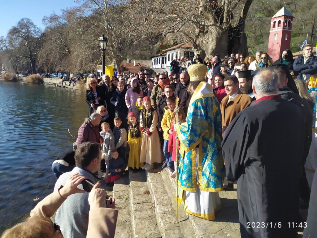 Καστοριά: Αγιασμός των υδάτων στην Μαυριώτισσα και η ρίψη του Τιμίου Σταυρού