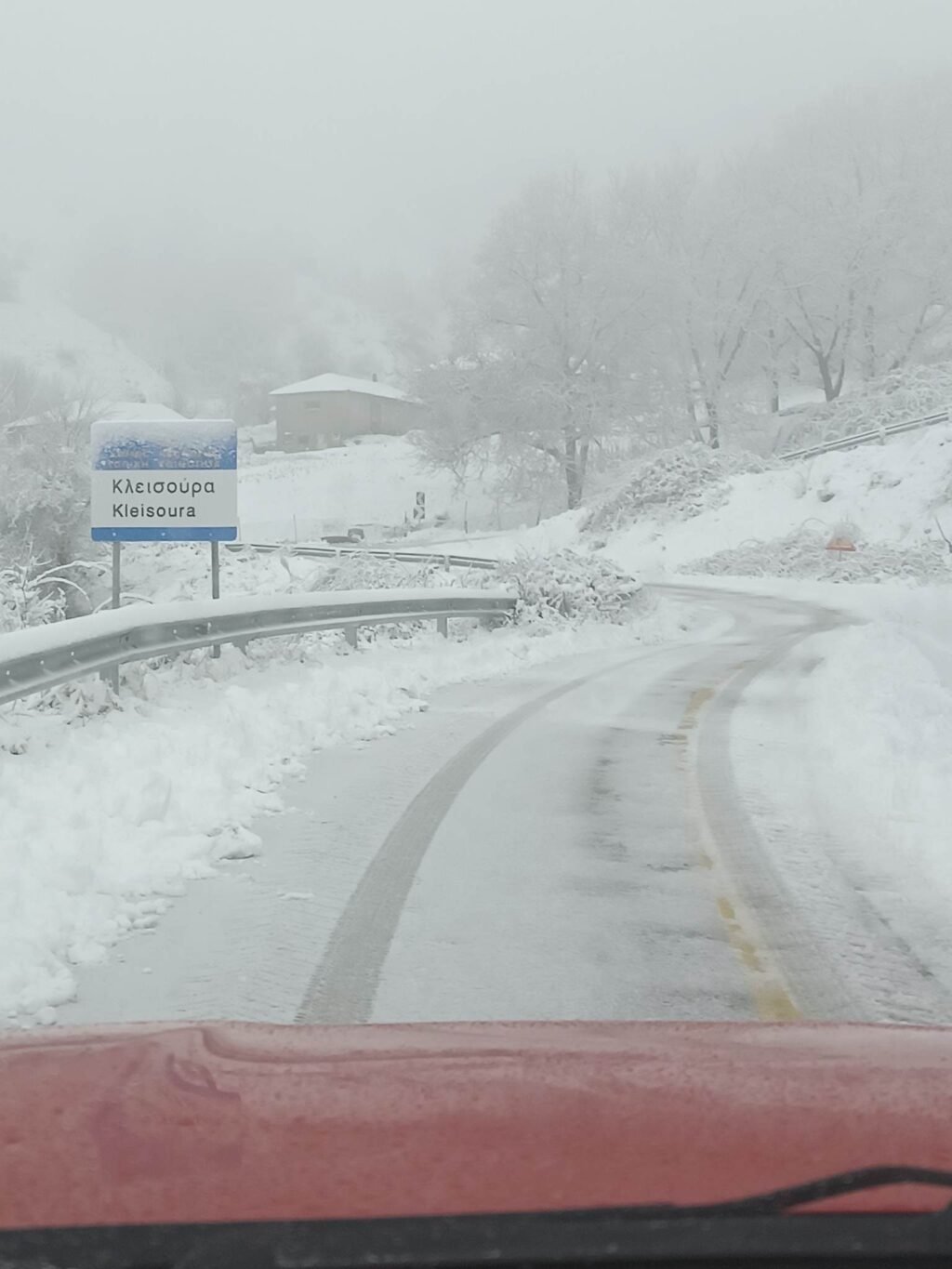 Τα συνεργεία αποχιονισμού του Δήμου Καστοριάς από τα ξημερώματα καθαρίζουν τις ορεινές κοινότητες