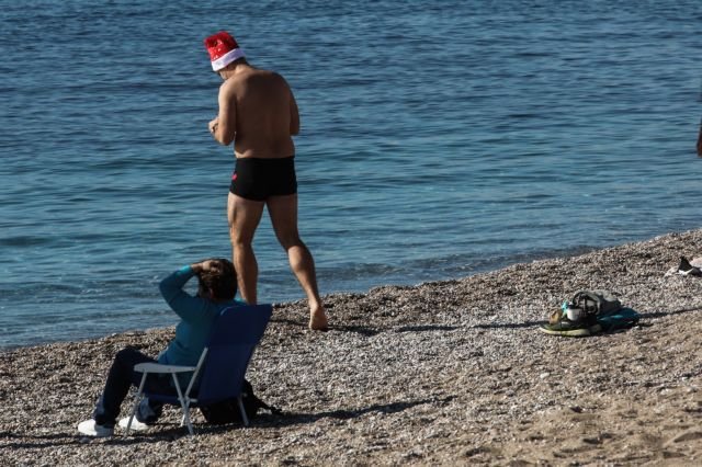 ΑΝΗΜΕΡΑ ΤΩΝ ΧΡΙΣΤΟΥΓΕΝΝΩΝ ΣΤΗΝ ΠΑΡΑΛΙΑ ΤΟΥ ΦΛΟΙΣΒΟΥ(ΓΙΑΝΝΗΣ ΠΑΝΑΓΟΠΟΥΛΟΣ/EUROKINISSI)