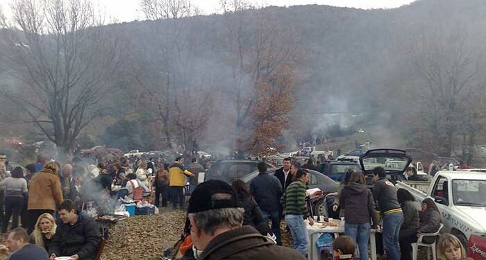 Δήμος Βελβεντού: Το έθιμο της λουκανικοφαγίας θα αναβιώσει στο εξωκλήσι του Αγίου Αθανασίου Βελβεντού