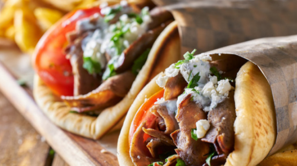 Ένας Έλληνας πουλάει στο Νταβός παραδοσιακό πιτόγυρο (και vegan) με 19 ευρώ!