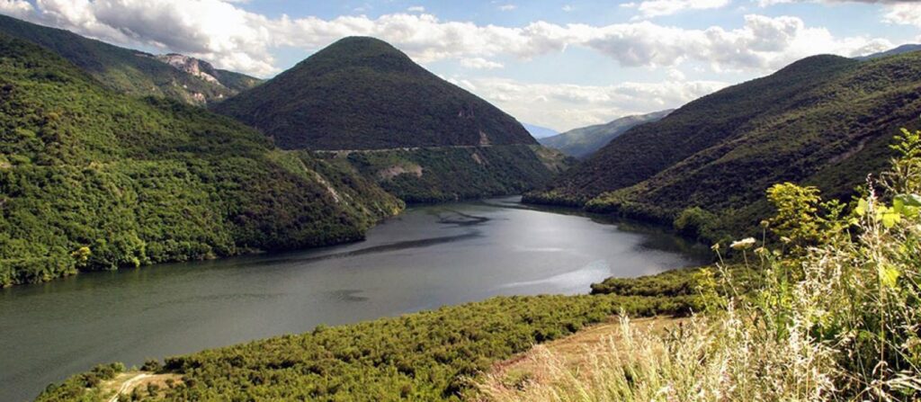 Βέροια: Κοριτσάκι περίπου ενός έτους βρέθηκε νεκρό στο φράγμα του Αλιάκμονα- Συνελήφθη η 29χρονη μητέρα του