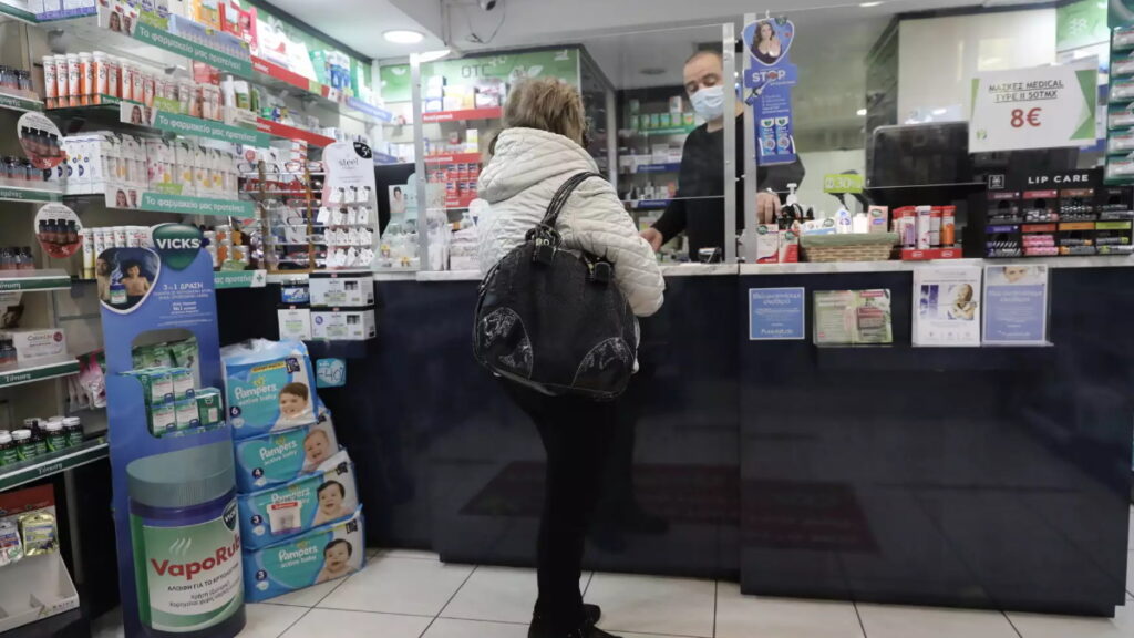 Φάρμακα: Ανησυχία για τις τεράστιες ελλείψεις στα φαρμακεία – «Δεν έχουμε ούτε αντιπυρετικά»