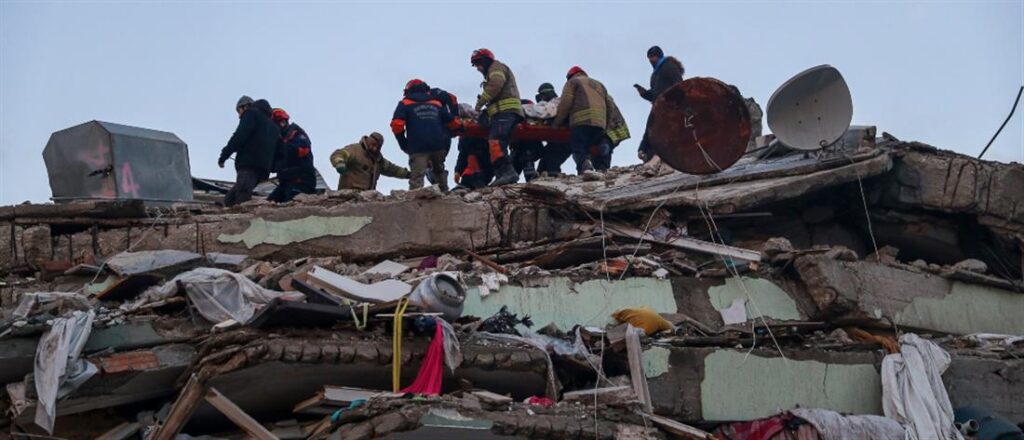 Σεισμός στην Τουρκία: Άνδρας ανασύρθηκε ζωντανός μετά από 149 ώρες στα συντρίμμια