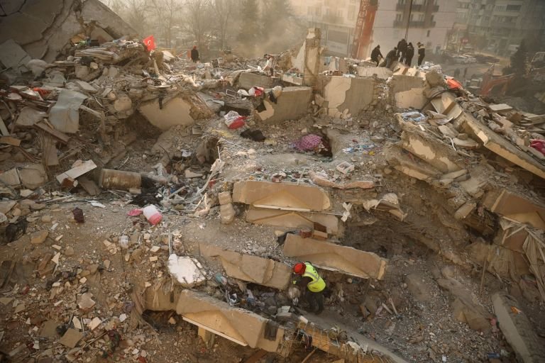 Σεισμός στην Τουρκία: Πάνω από 100 συλλήψεις εργολάβων για τα «χάρτινα» κτίρια – Ερευνες από ειδικές μονάδες