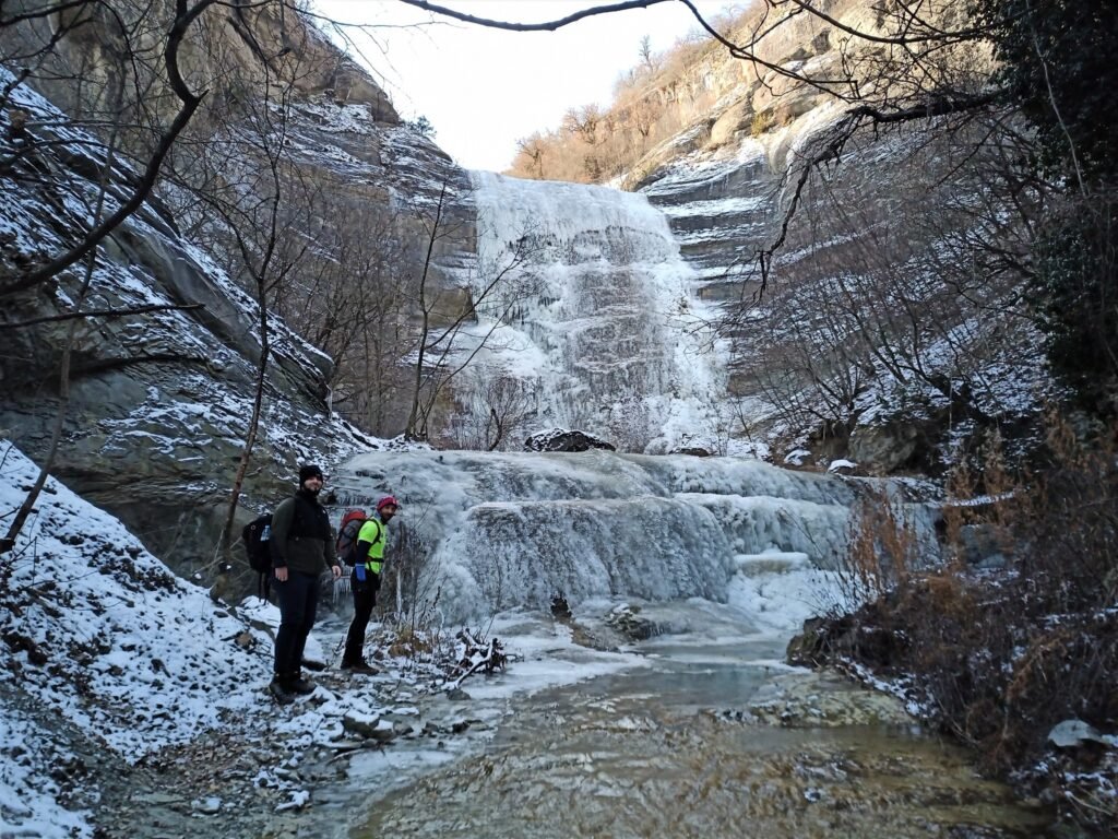 Πάγωσε ο καταρράκτης της Αγίας Άννας – Εντυπωσιακές εικόνες