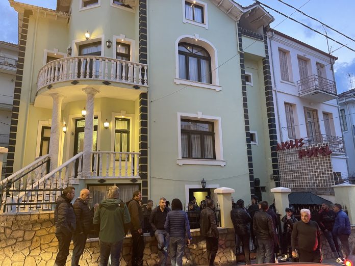 Καστοριά: Ένταση αυτή την ώρα έξω από το ξενοδοχείο “Αιολίς” λόγω πλειστηριασμού