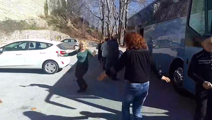 Έστησαν χορό έξω από την Σπηλιά του Δράκου επισκέπτες