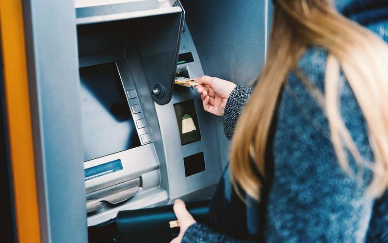 Έρχονται ΑΤΜ για πληρωμή και λογαριασμών, προσεχώς τέλος οι συναλλαγές στα γκισέ τραπεζών