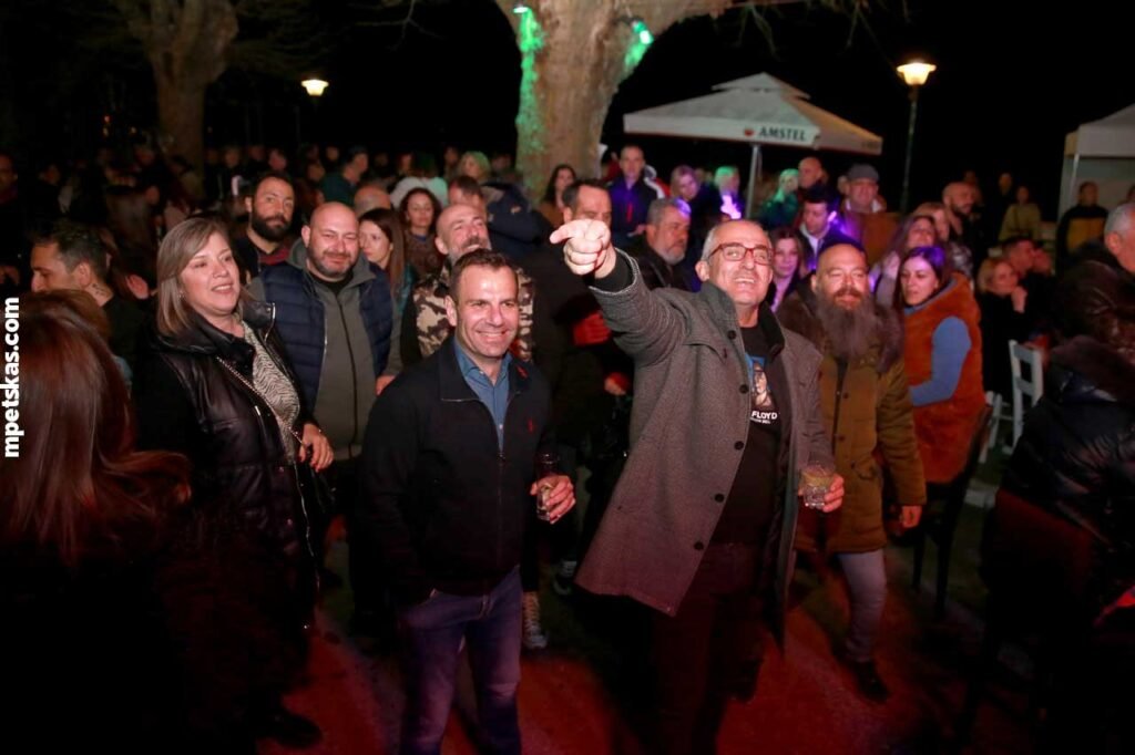 Κέφι, χορός και ξεφάντωμα στο αποκριάτικο street party στα ψαράδικα