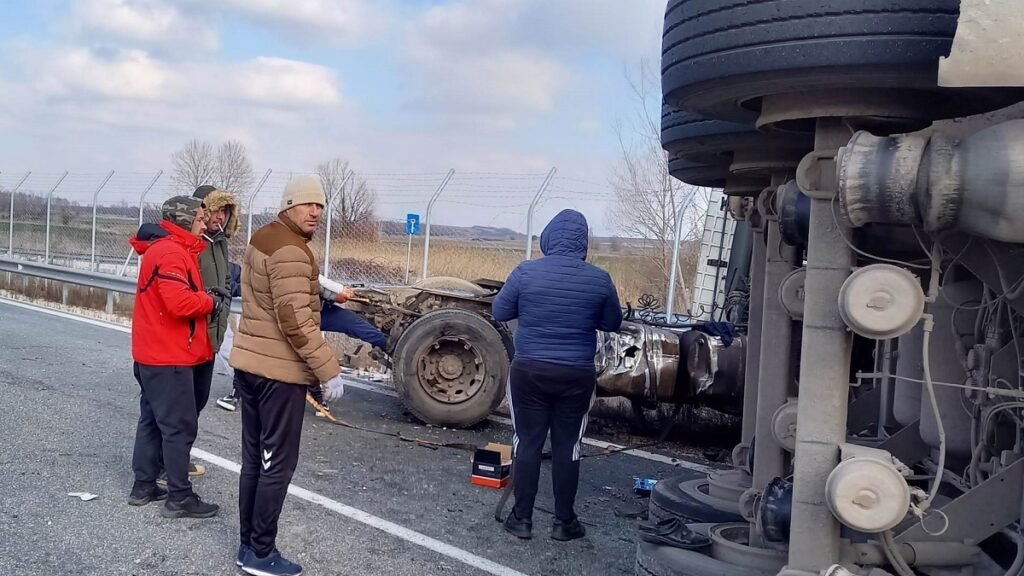 Νταλίκα δίπλωσε και ανατράπηκε στο δρόμο Φλώρινας – Νίκης (βίντεο)