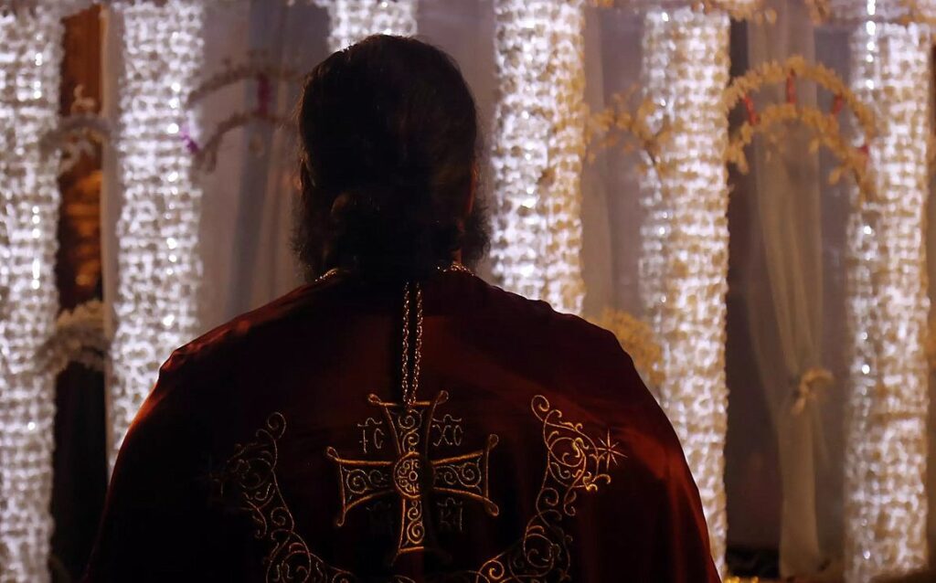 Σαλαμίνα: Ιερέας έβρισε, χτύπησε και κλείδωσε πιστούς μέσα σε εκκλησία