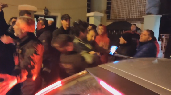 Άγριες σκηνές από την έξωση των ιδιοκτητών του ξενοδοχείου “Αιολίς”