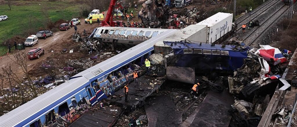 Τραγωδία στα Τέμπη: Νέα πρόσωπα στο κάδρο των ερευνών μετά την προφυλάκιση του σταθμάρχη