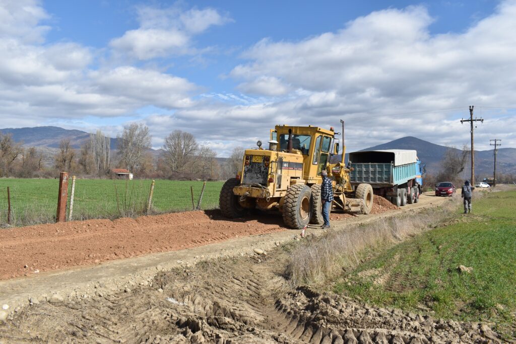 «Οργώνουν» τους αγροτικούς δρόμους του Δήμου Καστοριάς τα κατασκευαστικά μηχανήματα