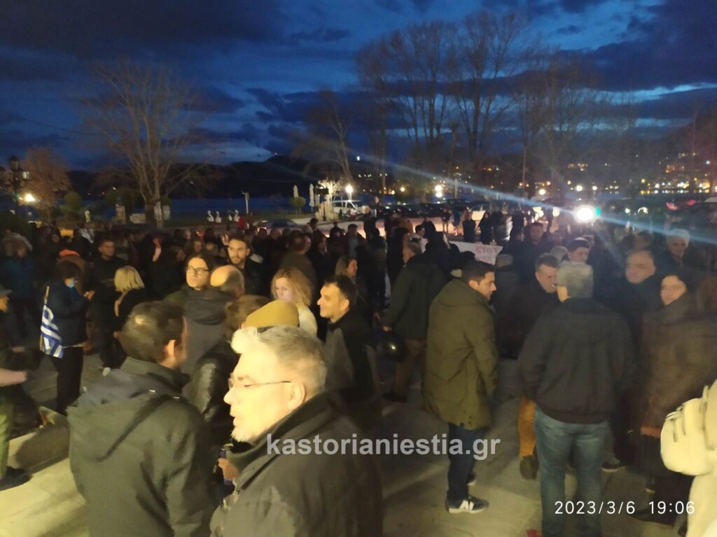 Καστοριά: Συγκέντρωση διαμαρτυρίας για το δυστύχημα των Τεμπών (οι πρώτες εικόνες) ..(ανανεώνεται_