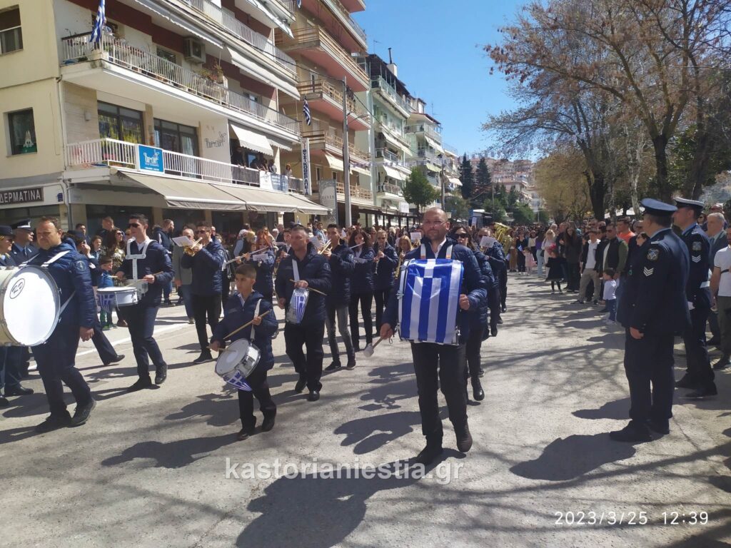 Καστοριά: Απίστευτο! Σταμάτησαν την παρέαση για να ελέγξουν τους μαθητές της μπάντας αν είναι ασφαλισμένοι!!!