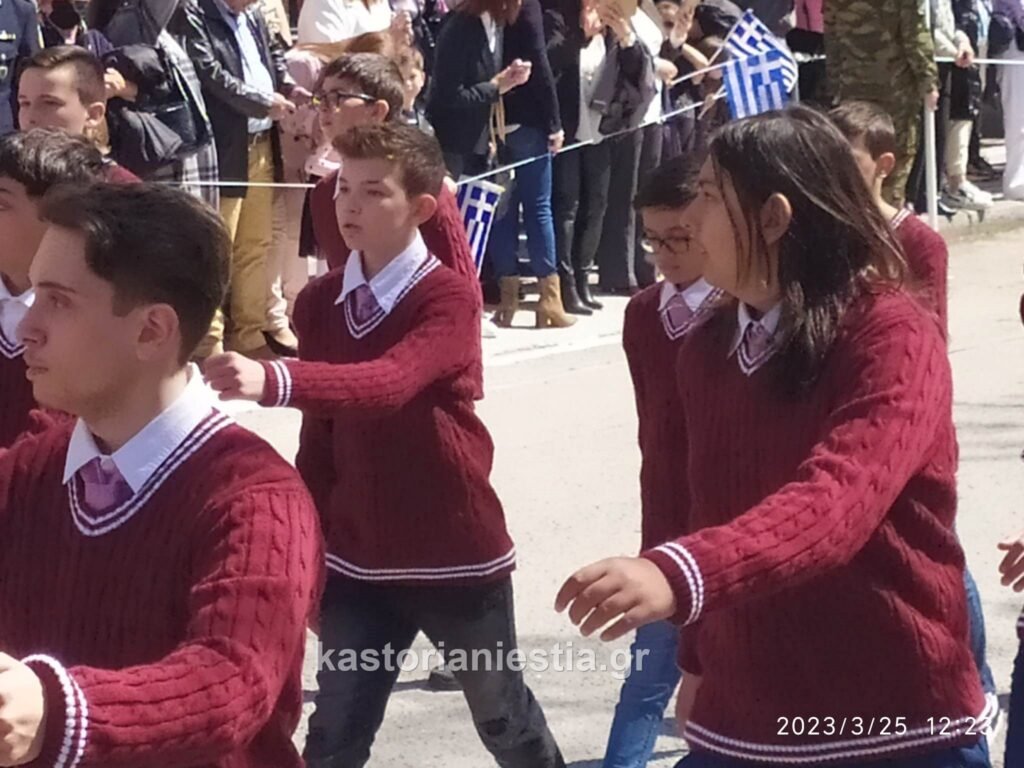 Η παρέλαση της 25ης Μαρτίου στην Καστοριά (βίντεο)